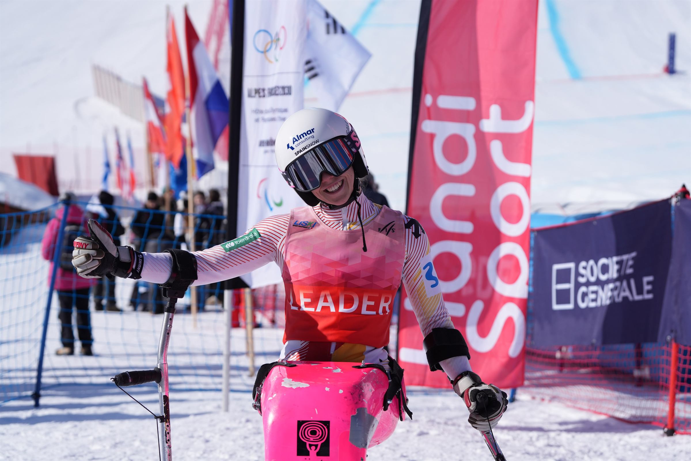 Audrey Pascual en plena bajada con el monoski durante una carrera de esquí alpino